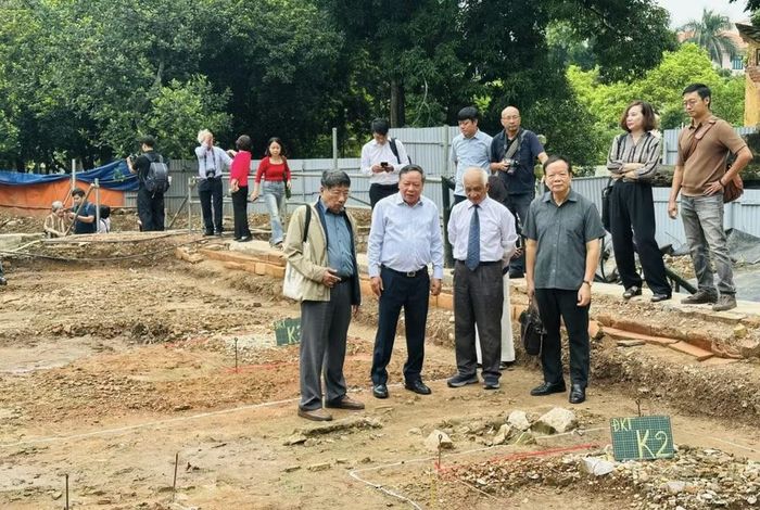 Các chuyên gia văn hóa khảo sát khu vực khảo cổ. Ảnh: Hoàng Quyên