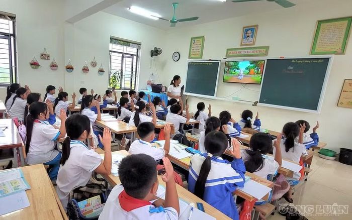 Giờ học của cô trò tại Trường Tiểu học Quỳnh Tam. Ảnh: Kim Long