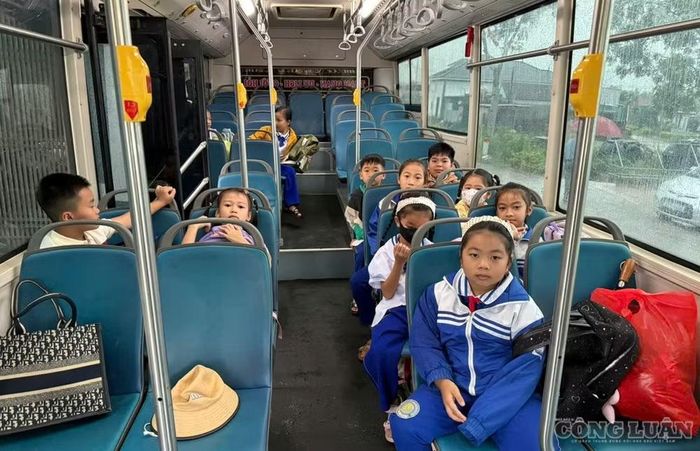 Học sinh điểm lẻ Tiến Sơn được xe đưa đón đến điểm chính Trường Tiểu học Quỳnh Tam (xã Quỳnh Tam, Nghệ An). Ảnh: Kim Long