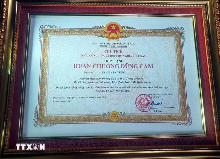 Chủ tịch nước Tô Lâm ký Quyết định số 1507/QĐ-CTN truy tặng Huân chương Dũng cảm Trung tá Trần Văn Tùng. Ảnh: TTXVN