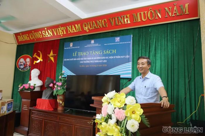 Ông Nguyễn Chí Bính, Phó Tổng Giám đốc NXBGDVN chia sẻ tại lễ trao tặng sách.