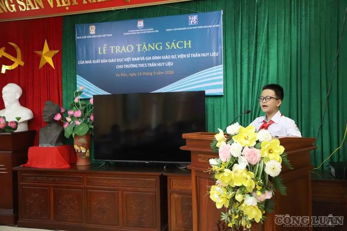Em Bùi Quốc Vượng, học sinh lớp 7A2, chia sẻ niềm vui khi thư viện nhà trường có thêm những đầu sách mới. Theo em, sách không chỉ mang đến kiến thức mà còn giúp học sinh hiểu thêm về cuộc sống, nuôi dưỡng tình yêu với con người và quê hương.