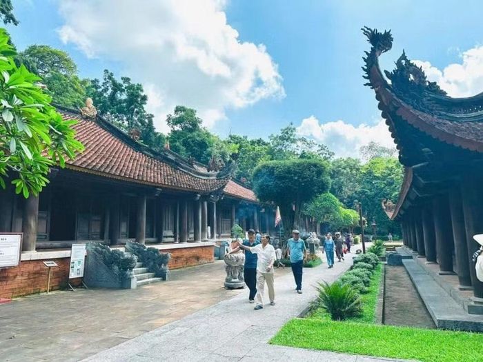 Du khách tham quan Di tích quốc gia đặc biệt Lam Kinh. Ảnh: Văn Thanh