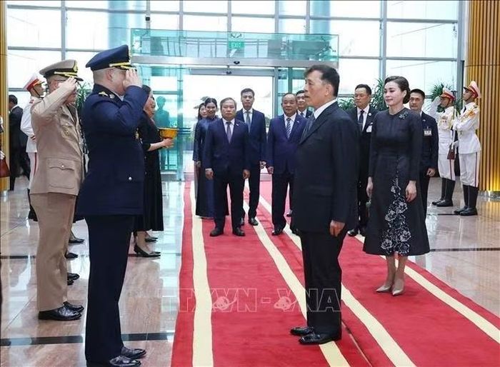 Lễ đón Nhà vua Vương quốc Thái Lan Maha Vajiralongkorn Phra Vajiraklaochaoyuhua và Hoàng hậu tại sân bay quốc tế Nội Bài, Hà Nội. Ảnh: Văn Điệp/TTXVN