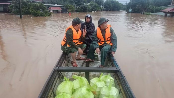 Các lực lượng huy động 6 xe ô tô, 2 ca nô, 1 xuồng máy, 140 áo phao, 110 phao tròn cứu hộ cùng nhiều xe gắn máy để phục vụ công tác cứu hộ, di dời người và tài sản. Ảnh: K.A.