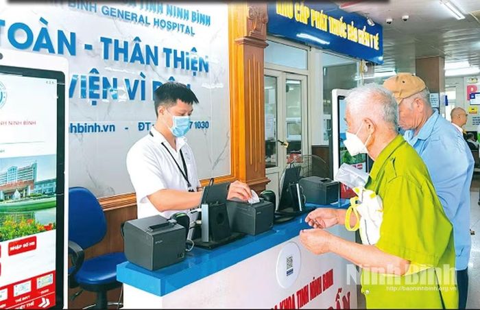 Người dân đăng ký khám bệnh tại Bệnh viện Đa khoa tỉnh. Ảnh: Phan Hiếu/Báo Ninh Bình