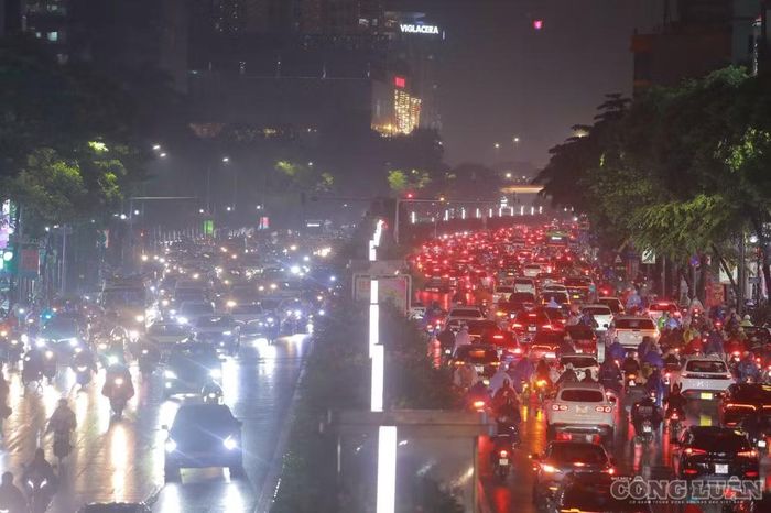Trên trục đường Trần Duy Hưng, dòng người và phương tiện di chuyển khó khăn do ùn tắc kéo dài.