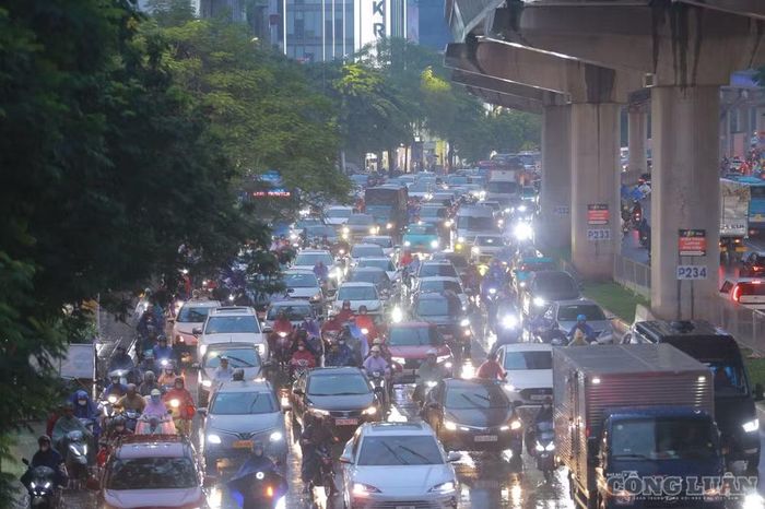 Theo ghi nhận, nhiều tuyến phố như Phạm Hùng, Khuất Duy Tiến, Trần Duy Hưng... xảy ra ùn tắc. Từ cuối giờ chiều nay (14/9), dòng phương tiện nối hàng dài, đặc kín đường Hồ Tùng Mậu hướng đi Xuân Thủy.