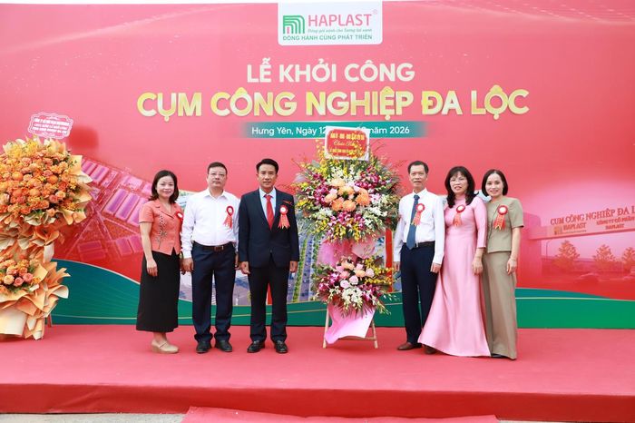 Lãnh đạo xã Nguyễn Trãi chúc mừng lễ khởi công dự án Cụm CN Đa Lộc (Ảnh: Cổng TT xã Nguyễn Trãi).