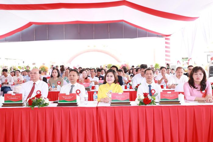 Các đại biểu dự Lễ khởi công Cụm CN Đa Lộc (Ảnh: Cổng TT xã Nguyễn Trãi)