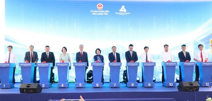 Các đại biểu thực hiện nghi thức khởi công dự án (Ảnh: Cổng TT xã Nguyễn Trãi).