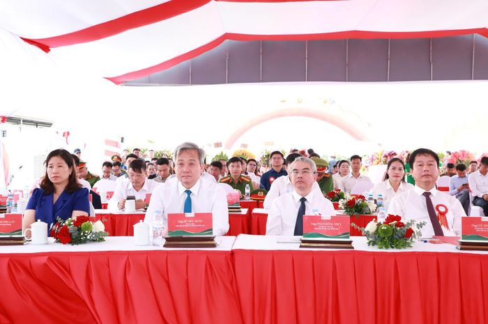 Các đại biểu dự Lễ khởi công Cụm CN Đa Lộc (Ảnh: Cổng TT xã Nguyễn Trãi)