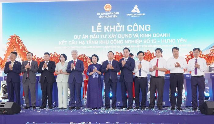 Các đồng chí đại diện lãnh đạo tỉnh Hưng Yên, chủ đầu tư cùng các đại biểu tại Lễ khởi công (Ảnh: Cổng TT xã Nguyễn Trãi).