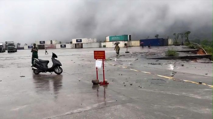 Lực lượng chức năng đặt biển cảnh báo, khoanh vùng khu vực có nguy cơ mất an toàn. (Ảnh: UBND xã Dân Hóa)