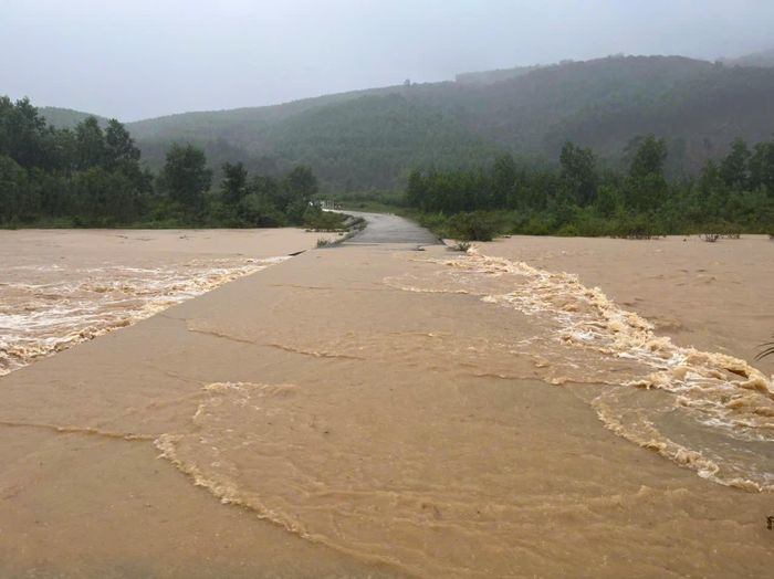 Nước lũ dâng cao, gây ngập và chia cắt một số tuyến đường tại xã Phong Nha, Quảng Trị. (Ảnh: M.P)