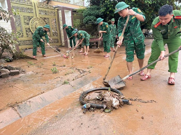 Đồn Biên phòng CKQT Lao Bảo đã cắt cử cán bộ, chiến sĩ phối hợp với chính quyền địa phương và các lực lượng về nhà dân, để giúp dân khắc phục thiệt hại. (Ảnh: BĐBP Quảng Trị)