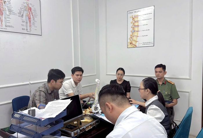 Đoàn kiểm tra liên ngành tiến hành kiểm tra Phòng khám YHCT Tâm Đức 6 (ảnh Sở Y tế Nghệ An)