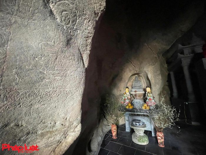 Theo nghiên cứu, tranh khắc (ma nhai) 18 vị La Hán tại động Liên Hoa được tạo tác dưới giai đoạn đầu nhà Trần.