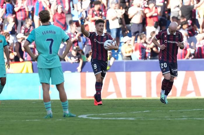  Romero mở đầu màn ngược dòng hụt của Levante, khiến Barca suýt rơi điểm. 