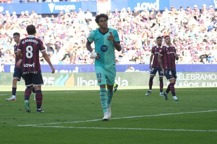 Yamal lập cú đúp trước Levante để nâng số bàn thắng tại La Liga mùa này lên 6 bàn. 