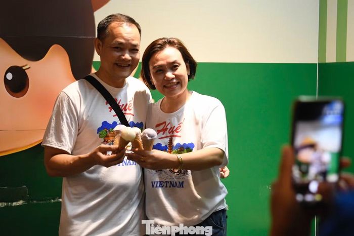Một khách hàng khác bày tỏ: “Tôi ăn kem Tràng Tiền từ lúc bắt đầu có nhận thức. Với tôi, kem Tràng Tiền là Hà Nội, Hà Nội là kem Tràng Tiền. Cảm ơn kem Tràng Tiền vì đã cho tôi một tuổi thơ”.