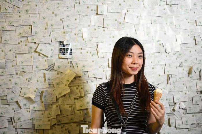 Họ ghi lại những kỷ niệm, ấn tượng về thương hiệu kem có tuổi đời gần 70 năm và chụp ảnh cùng bức tường ký ức.