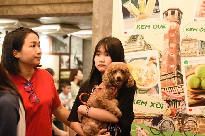 Theo thông báo của cửa hàng, từ 13-15/9, khách hàng có hóa đơn từ 75.000 đồng được chụp ảnh photobooth miễn phí. Những bức ảnh, câu chuyện và lời nhắn kỷ niệm được chia sẻ trên “bức tường ký ức” tại cửa hàng.