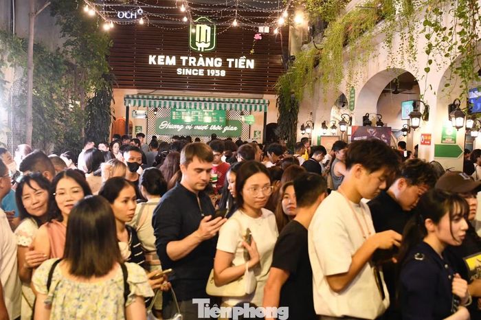 Tối 13/9, cửa hàng kem Tràng Tiền số 35 Tràng Tiền trở nên đông đúc hơn thường lệ. Hàng trăm người xếp hàng mua kem, chụp ảnh check-in và tranh thủ lưu lại những khoảnh khắc cuối cùng tại địa chỉ đã gắn bó với thương hiệu gần 70 năm.