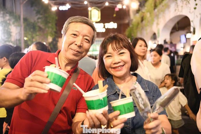 Bà Xuân (Ngọc Hà, Hà Nội) cùng chồng đến ăn kem và chụp ảnh lưu niệm trước ngày địa chỉ 35 Tràng Tiền chỉ còn trong kỷ niệm. Chia sẻ với Tiền Phong, bà bày tỏ sự tiếc nuối vì số 35 Tràng Tiền là địa chỉ gắn bó với người Hà Nội và du khách thập phương.