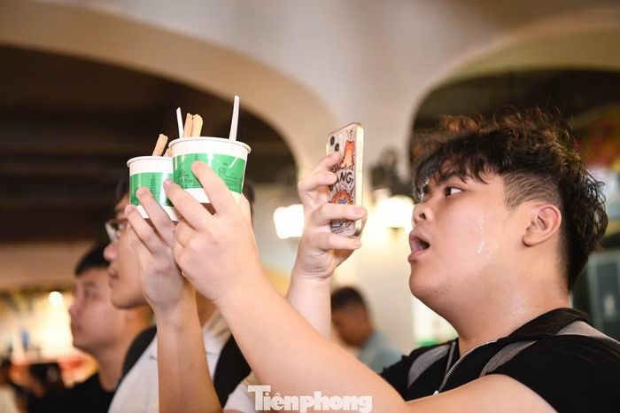Hà Minh, một khách hàng tại Hà Nội, viết: “Nhớ lắm ngày bé bố mẹ đưa đi ăn kem. Yêu lắm kem Tràng Tiền ơi”. Bùi Minh Anh nhắn gửi: “Mong những cây kem Tràng Tiền ngon hơn ở nơi nào đó. Tôi sẽ rất nhớ kem Tràng Tiền”. Trong khi đó, Bích Ngọc viết: “Cảm ơn vì một kỷ niệm tốt đẹp và đáng nhớ”.