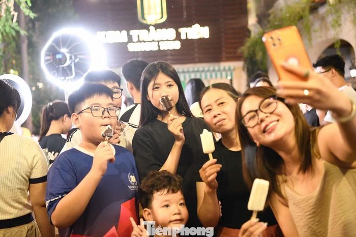 Với nhiều người Hà Nội ở tầm tuổi bà Xuân, ký ức về kem Tràng Tiền bắt đầu từ chừng 5-6 tuổi, được mẹ chở bằng xe đạp đi ăn kem. Dù kem Tràng Tiền được bán ở nhiều nơi tại Hà Nội, nhưng nhiều người cho rằng những địa chỉ khác khó có thể thay thế không gian quen thuộc tại số 35 Tràng Tiền.