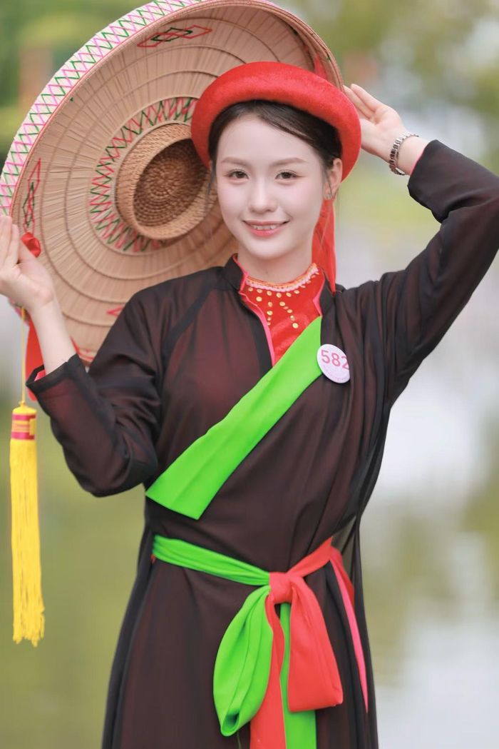Một trong những hoạt động khiến thí sinh thích thú là trải nghiệm trang phục truyền thống của liền chị quan họ. 53 cô gái lần lượt thử trang phục mớ ba, mớ bảy, kết hợp yếm đào, váy lĩnh và nón quai thao.