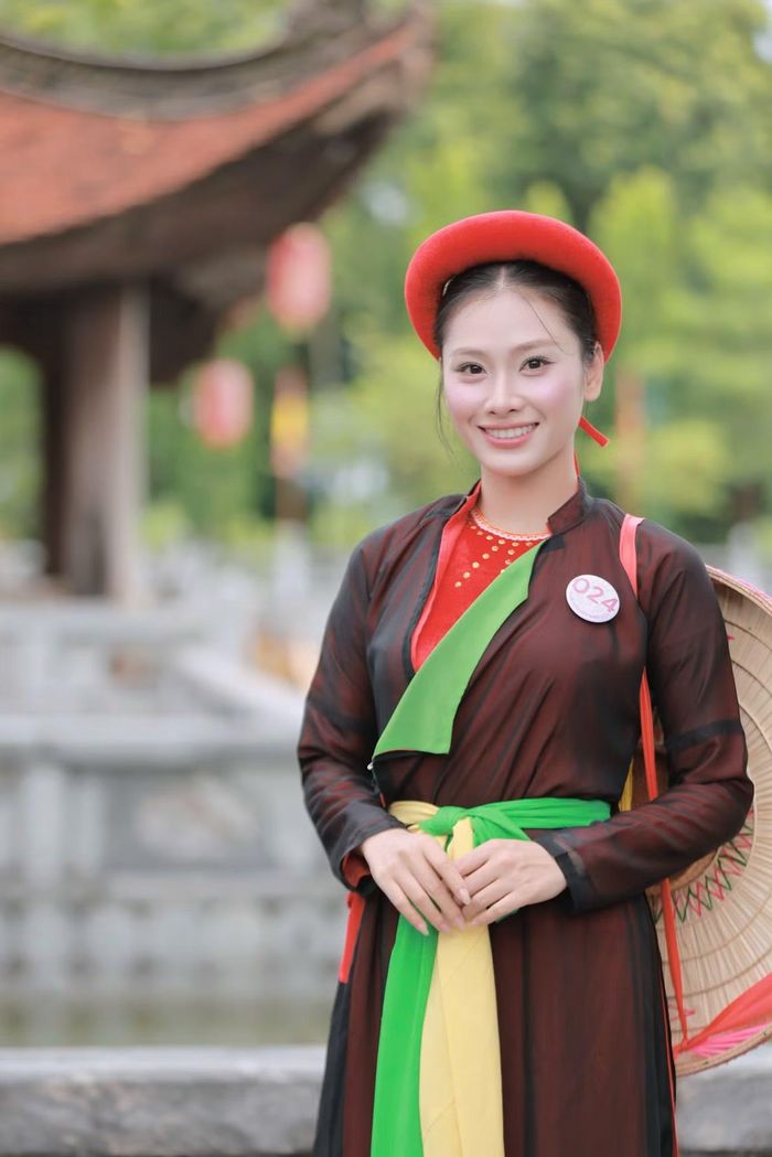 Thí sinh Đoàn Hải Lan cho biết đây là lần đầu cô đến Bắc Ninh. Người đẹp ấn tượng khung cảnh cổ kính của Đền Đô và những làn điệu quan họ mượt mà.