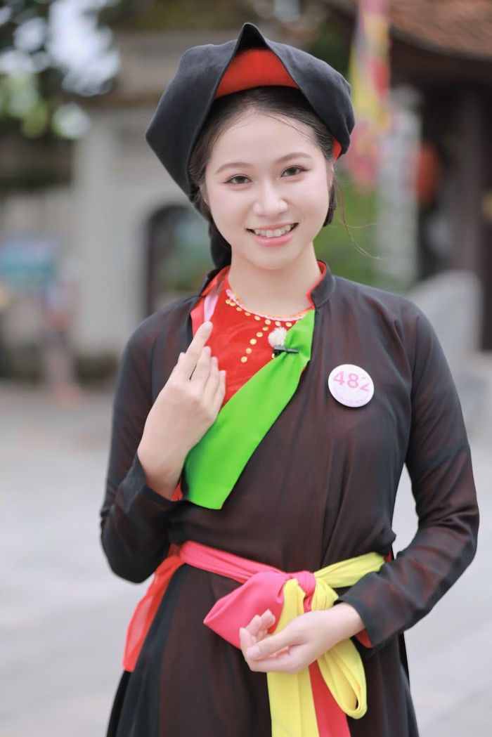Thí sinh Tống Khánh Ly duyên dáng chụp ảnh với trang phục quan họ.