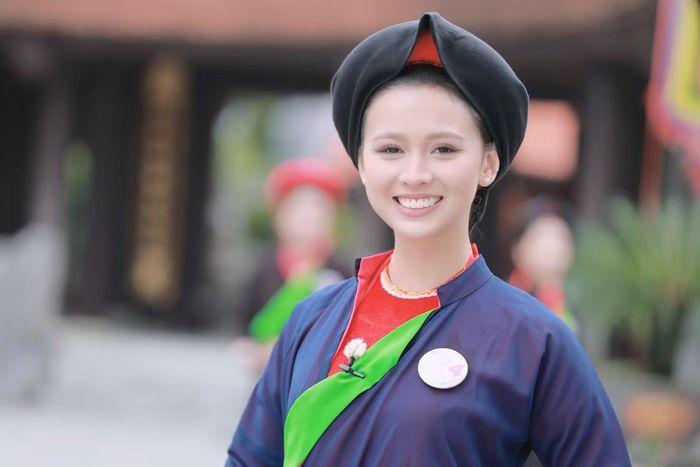 Các cô gái được chào đón bằng những làn điệu quan họ ngọt ngào do liền anh, liền chị thể hiện. Trong không gian cổ kính, tiếng hát đối đáp đặc trưng của quan họ mang đến cho nhiều thí sịn trải nghiệm mới mẻ.