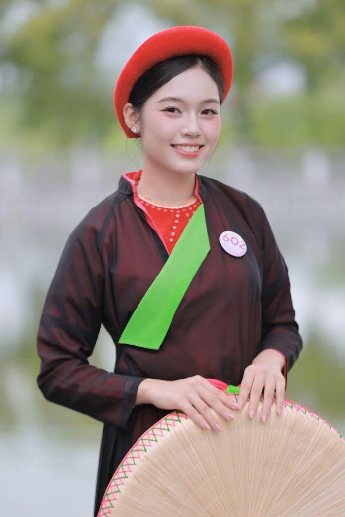 Thí sinh Nguyễn Thục Uyên Nhi nền nã trong trang phục quan họ, nón quai thao.