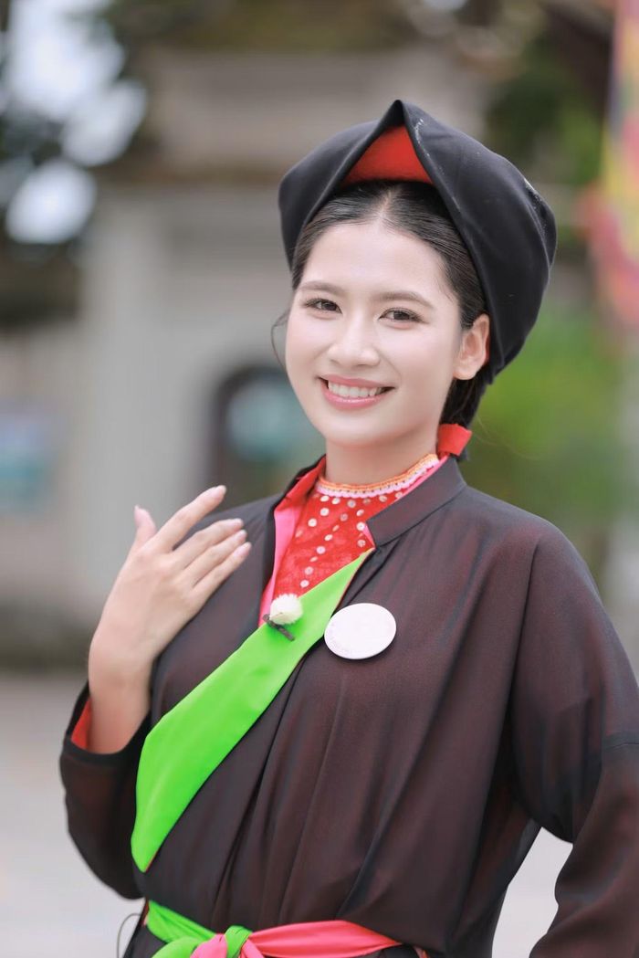 Thí sinh Lưu Phương Anh rạng rỡ tạo dáng sau khi học cách chít khăn mỏ quạ.