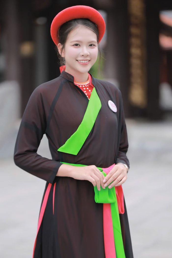 Nguyễn Thị Kim Châu e ấp khi được lần đầu trải nghiệm văn hoá Bắc Bộ.