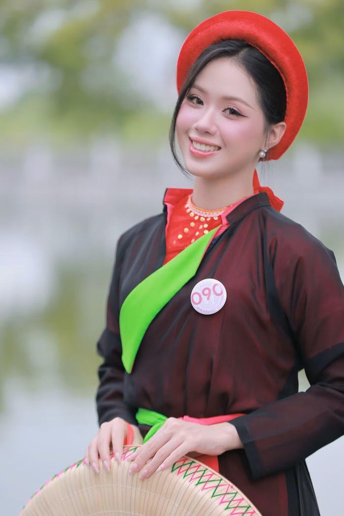 Thí sinh Vũ Thị Khánh Vi cùng nhiều thí sinh học cách hát quan họ. Cô chia sẻ việc hát quan họ rất khó, đòi hỏi kỹ thuật đặc trưng.