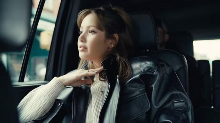 Trong phim tài liệu, Lisa không chỉ là ngôi sao rực rỡ trên sân khấu, mà còn cho thấy khía cạnh dễ bị tổn thương.