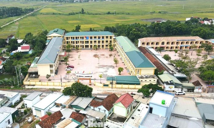 Điểm chính Trường tiểu học Quỳnh Tam đã được đầu tư hơn 44 tỉ đồng từ năm 2022. Hiện nay trường có 32 phòng học, phòng chức năng, nhà ăn bán trú, nhà học đa năng... đảm bảo đầy đủ cơ sở vật chất, phòng học, trang thiết bị hiện đại phục vụ nhu cầu học tập của học sinh; trường đạt chuẩn quốc gia mức độ 1.