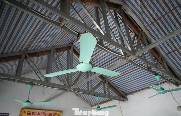 Trần của các lớp học phải căng bạt để tránh dột nước mưa.