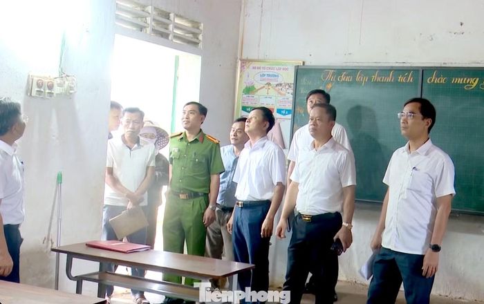 Ngày 11/9 vừa qua, ông Nguyễn Văn Khoa – Giám đốc Sở GD&ĐT Nghệ An cùng đoàn công tác và UBND xã Quỳnh Tam đã về tận thôn Tiến Sơn để khảo sát điểm trường lẻ Tiến Sơn và tổ chức buổi đối thoại với phụ huynh. Nhiều phụ huynh trực tiếp nêu ý kiến, tập trung vào vấn đề khoảng cách và việc đưa đón con em hằng ngày.