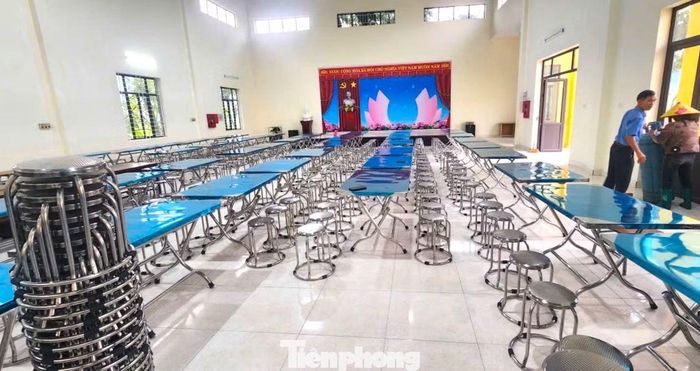 Theo đó, nhà trường đã chuẩn bị 3 ô tô để đưa đón học sinh vào buổi sáng và chiều. Nhà trường cũng đã bố trí cơ sở vật chất để các em sẽ được học tập, ăn bán trú cả ngày.