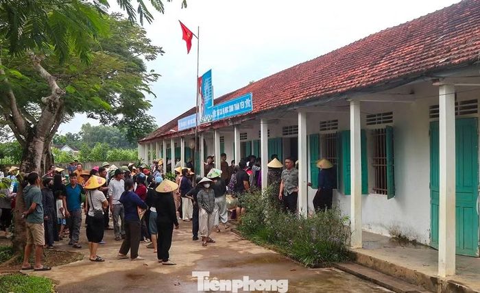  Suốt 1 tuần qua, hơn 140 học sinh tại điểm trường lẻ Tiến Sơn chưa đến lớp học. Nguyên nhân của sự việc là do phụ huynh phản đối việc giải thể điểm trường﻿ Tiến Sơn, chuyển toàn bộ học sinh﻿ về học tại điểm trường chính và phân hiệu của Trường tiểu học Quỳnh Tam. 