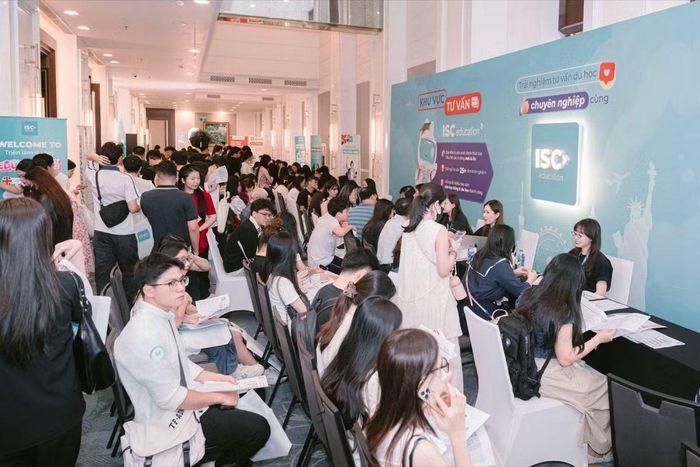 Phụ huynh và học sinh tại khu vực tư vấn du học Anh, Úc trong triển lãm. Ảnh: ISC Education