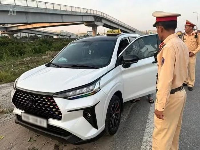 Cảnh sát giao thông tỉnh Bắc Ninh kiểm tra xe của anh M.