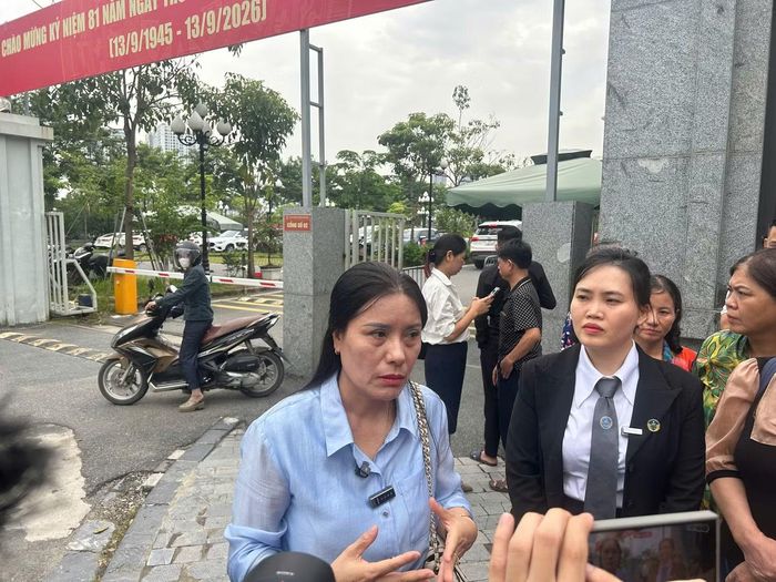 Bà Nguyễn Thị Bình bên ngoài cổng tòa.