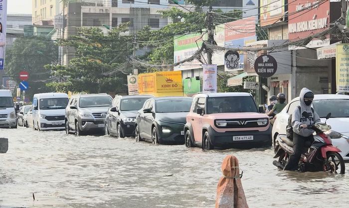 Đường Cách Mạng Tháng Tám, phường Cái Khế là một trong những 'tâm điểm' ngập mỗi đợt triều cường.