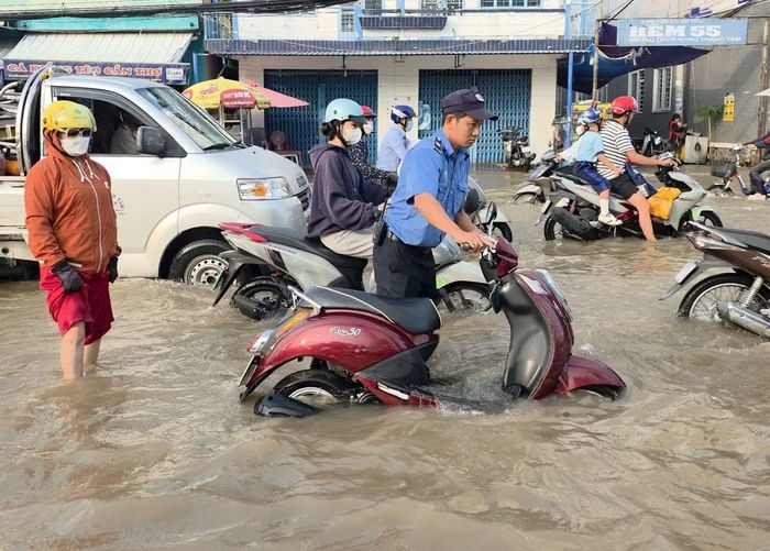 Nhân viên bảo vệ hỗ trợ người dân.